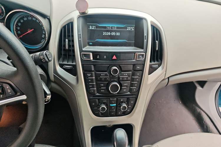 Used Buick GT 2013 XT 1.6L Automatic Fashion Edition Audio And AC Panel