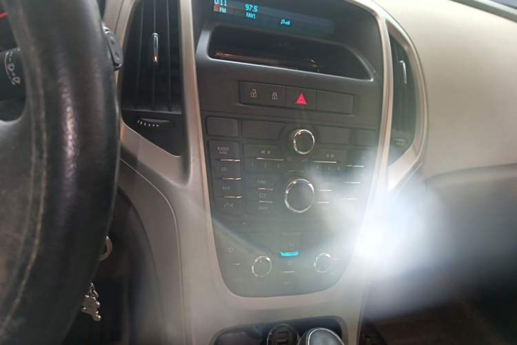 Used Buick GT 2013 XT 1.6L Automatic Comfort Edition Audio And AC Panel