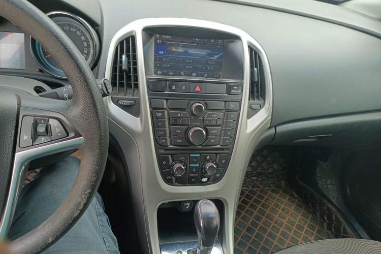 Used Buick GT 2013 XT 1.6L Automatic Comfort Edition Audio And AC Panel