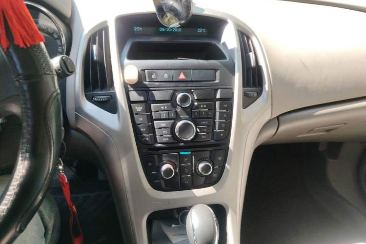 Used Buick GT 2013 XT 1.6L Automatic Comfort Edition Audio And AC Panel