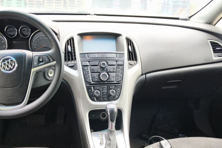 Used Buick GT 2013 XT 1.6L Automatic Fashion Edition Center Console