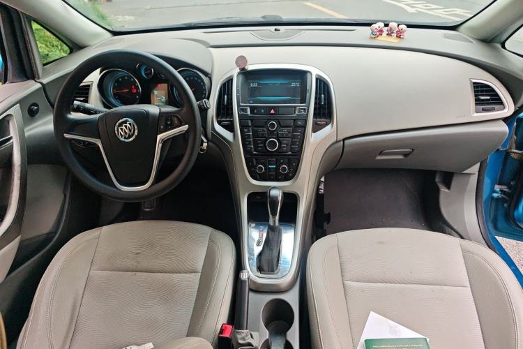 Used Buick GT 2013 XT 1.6L Automatic Fashion Edition Center Console