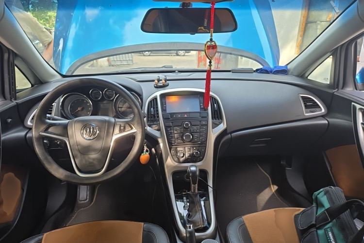 Used Buick GT 2013 XT 1.6L Automatic Comfort Edition Center Console