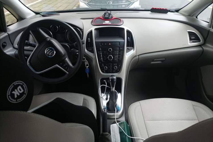 Used Buick GT 2013 XT 1.6L Automatic Fashion Edition Center Console