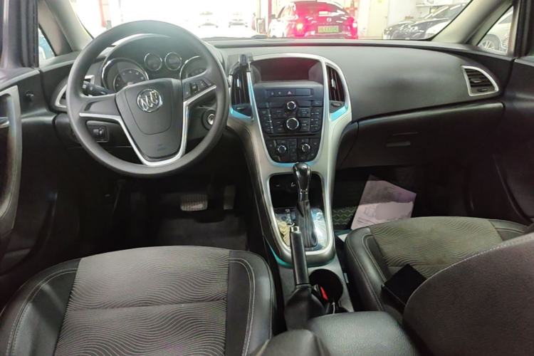 Used Buick GT 2013 XT 1.6L Automatic Fashion Edition Center Console