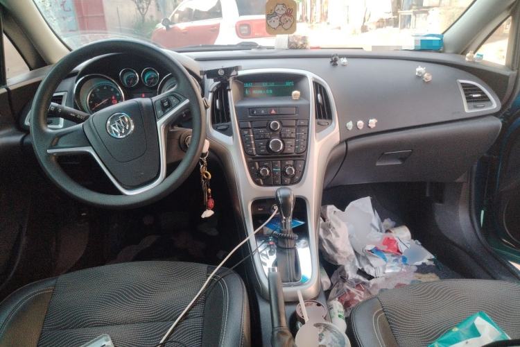 Used Buick GT 2013 XT 1.6L Automatic Fashion Edition Center Console