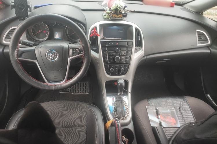 Used Buick GT 2013 XT 1.6L Automatic Fashion Edition Center Console