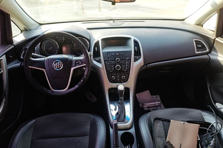 Used Buick GT 2013 XT 1.6L Automatic Fashion Edition Center Console
