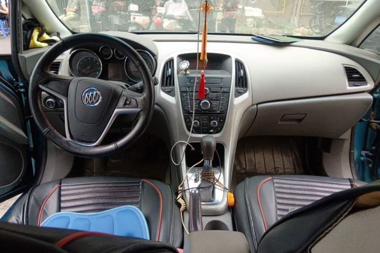 Used Buick GT 2013 XT 1.6L Automatic Fashion Edition Center Console