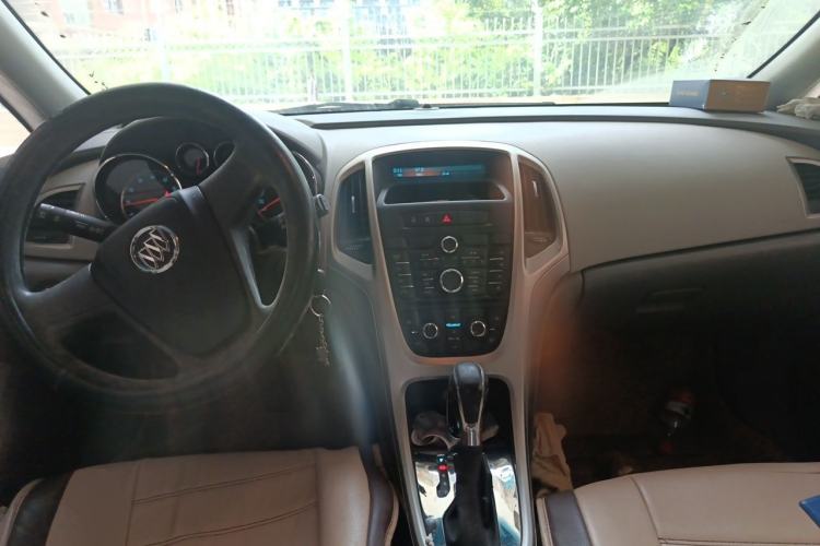 Used Buick GT 2013 XT 1.6L Automatic Comfort Edition Center Console