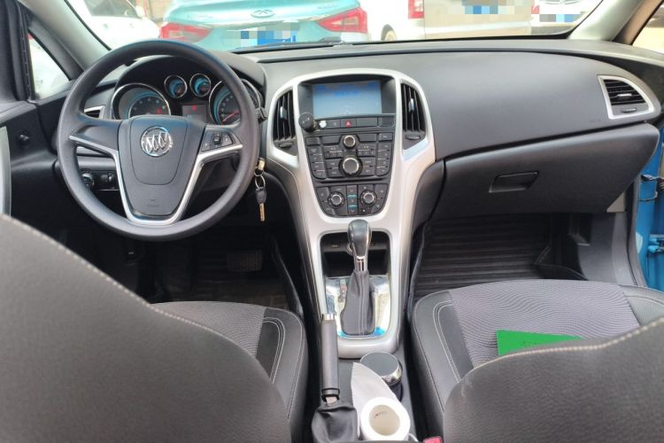 Used Buick GT 2013 XT 1.6L Automatic Fashion Edition Center Console
