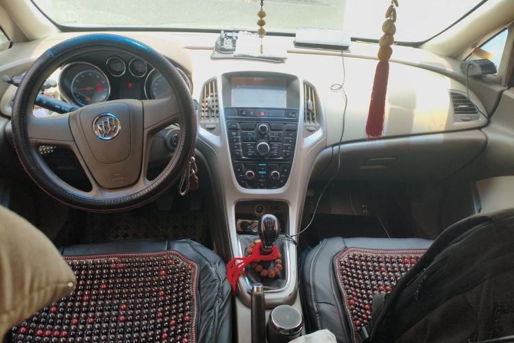 Used Buick GT 2013 GT 1.6L Manual Comfort Edition Center Console