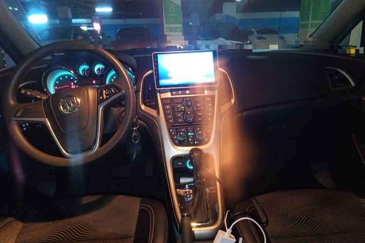 Used Buick GT 2013 XT 1.6L Automatic Fashion Edition Center Console