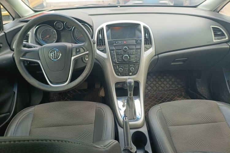 Used Buick GT 2013 XT 1.6L Automatic Comfort Edition Center Console