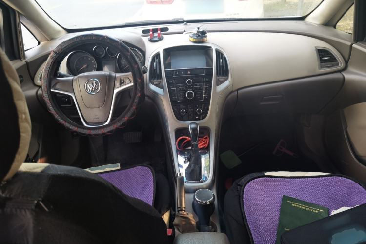 Used Buick GT 2013 GT 1.6L Automatic Fashion Edition Center Console