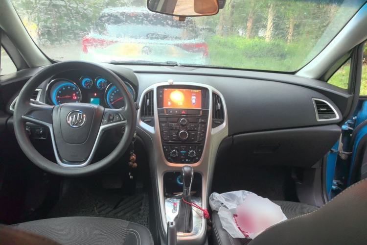 Used Buick GT 2013 XT 1.6L Automatic Fashion Edition Center Console