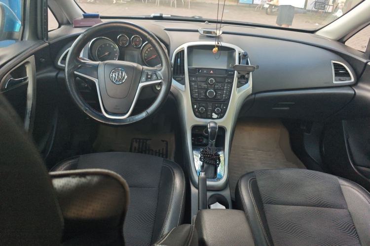 Used Buick GT 2013 XT 1.6T Automatic Fashion Sport Edition Center Console
