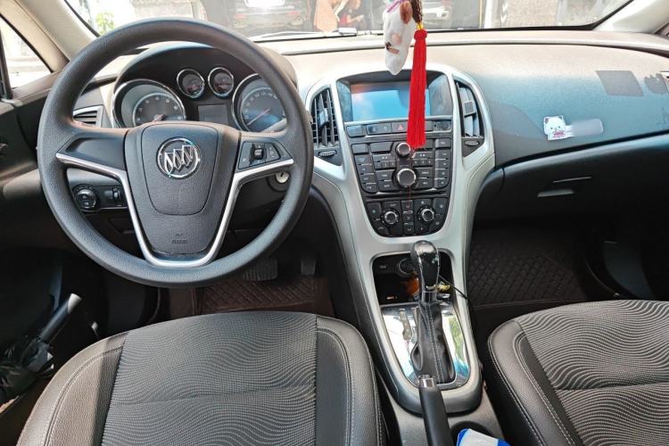 Used Buick GT 2013 XT 1.6L Automatic Fashion Edition Center Console