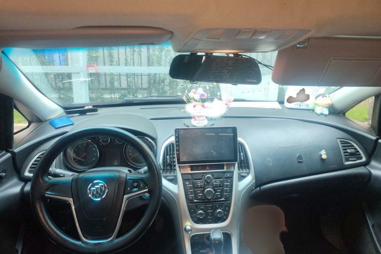 Used Buick GT 2013 XT 1.6L Automatic Fashion Edition Center Console