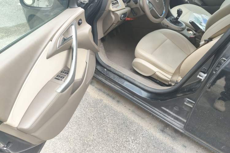 Used Buick GT 2013 XT 1.6L Manual Entry-Level Model Driver Seat