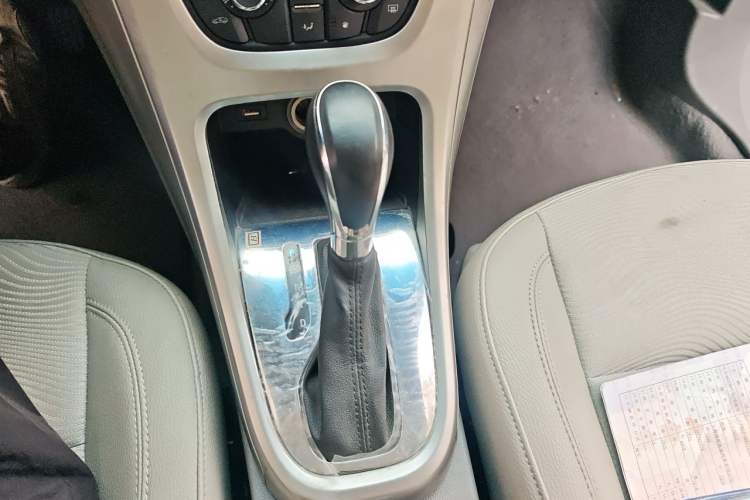 Used Buick GT 2013 XT 1.6L Automatic Fashion Edition Gear Lever