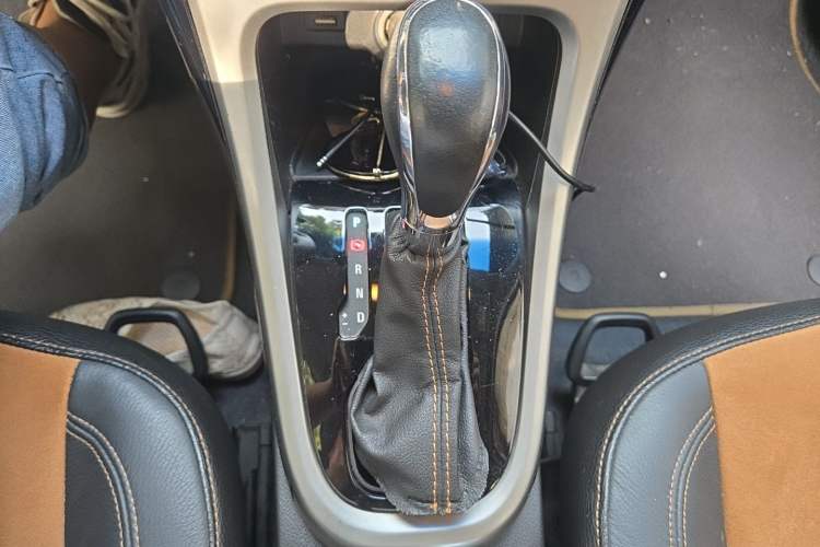 Used Buick GT 2013 XT 1.6L Automatic Comfort Edition Gear Lever