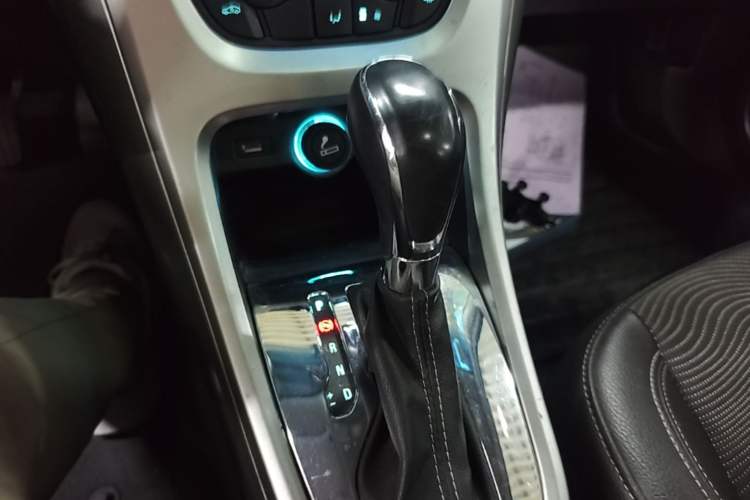 Used Buick GT 2013 XT 1.6L Automatic Fashion Edition Gear Lever