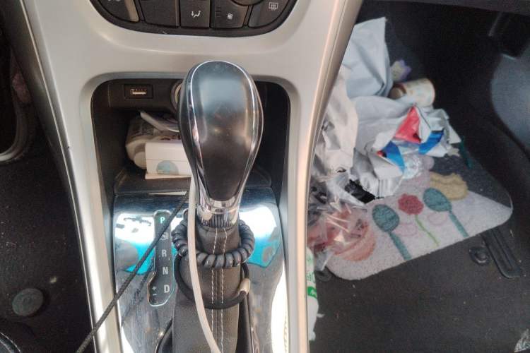 Used Buick GT 2013 XT 1.6L Automatic Fashion Edition Gear Lever
