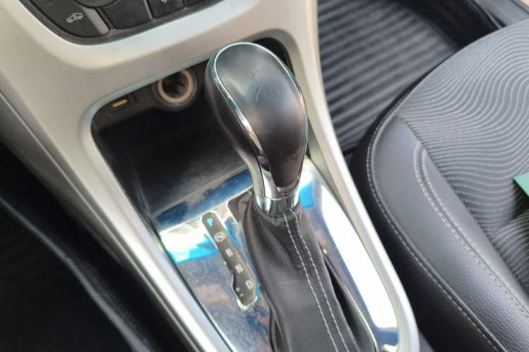 Used Buick GT 2013 XT 1.6L Automatic Fashion Edition Gear Lever