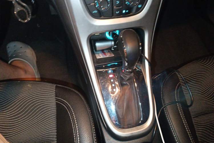 Used Buick GT 2013 XT 1.6L Automatic Fashion Edition Gear Lever