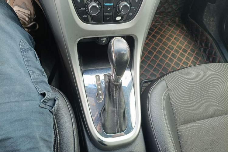 Used Buick GT 2013 XT 1.6L Automatic Comfort Edition Gear Lever