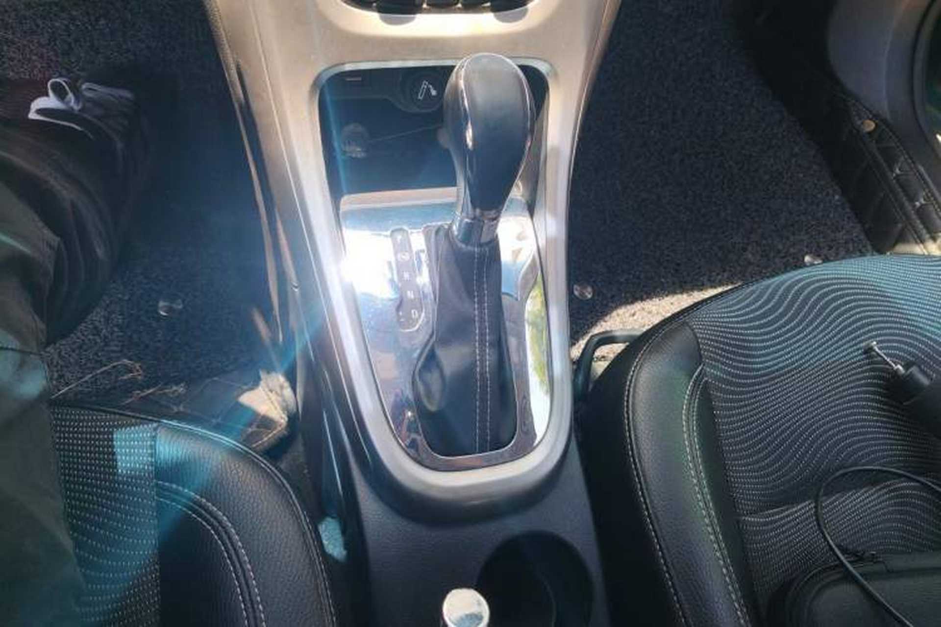 Used Buick GT 2013 XT 1.6L Automatic Fashion Edition Gear Lever
