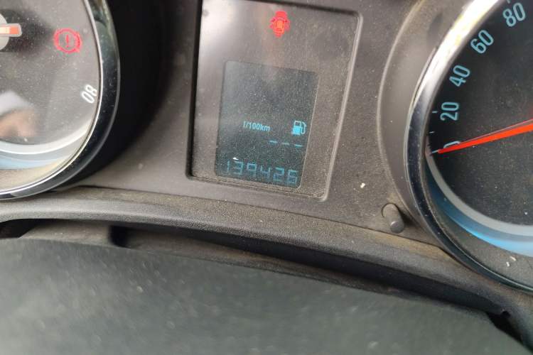 Used Buick GT 2013 XT 1.6L Manual Entry-Level Model Odometer Close Up