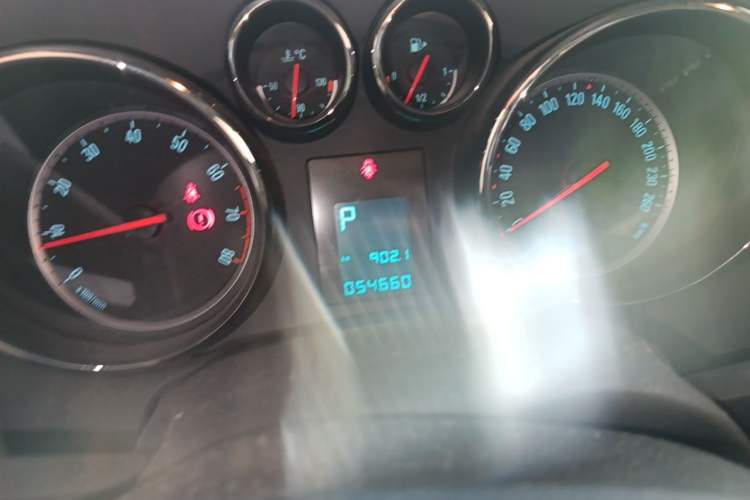 Used Buick GT 2013 XT 1.6L Automatic Comfort Edition Odometer Close Up