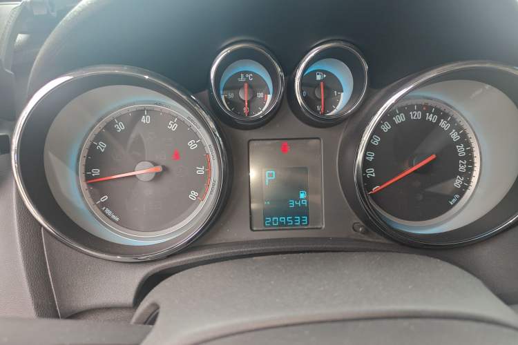 Used Buick GT 2013 XT 1.6L Automatic Fashion Edition Odometer Close Up