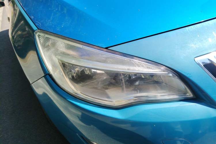 Used Buick GT 2013 XT 1.6L Automatic Comfort Edition Right Front Headlight