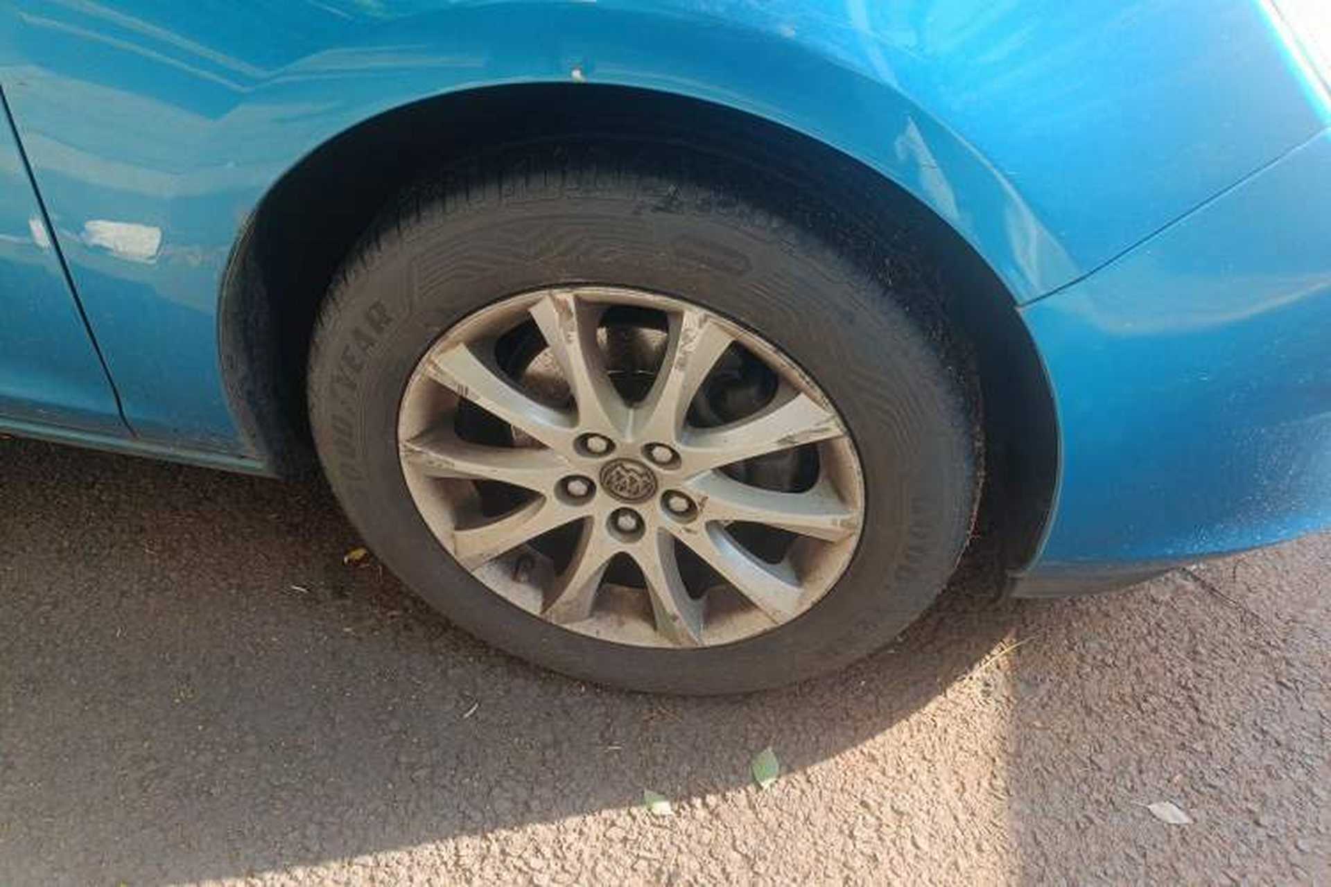 Used Buick GT 2013 XT 1.6L Automatic Fashion Edition Right Front Wheel Hub