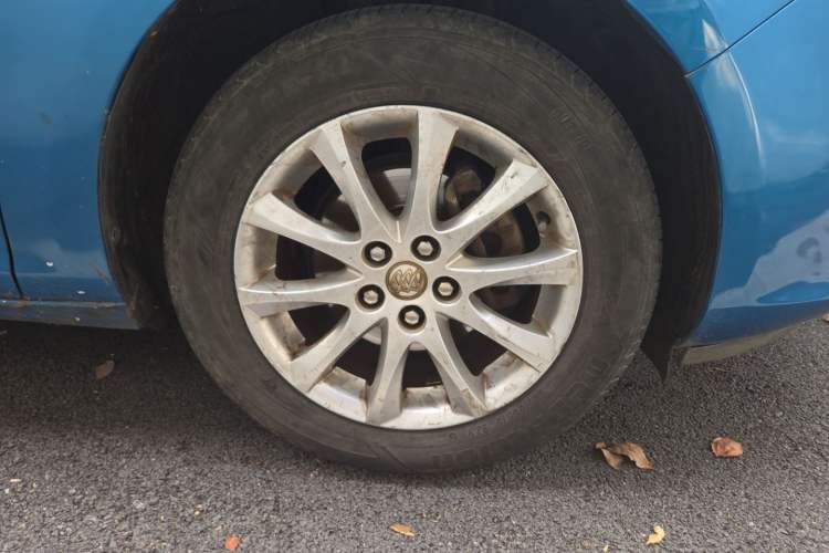 Used Buick GT 2013 XT 1.6L Automatic Comfort Edition Right Front Wheel Hub