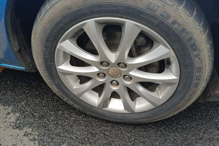 Used Buick GT 2013 XT 1.6L Automatic Comfort Edition Right Front Wheel Hub