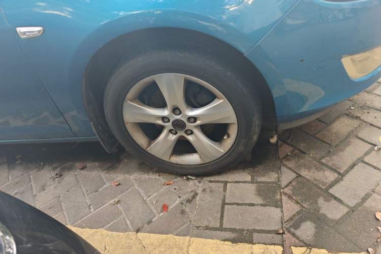 Used Buick GT 2013 XT 1.6T Automatic Fashion Sport Edition Right Front Wheel Hub
