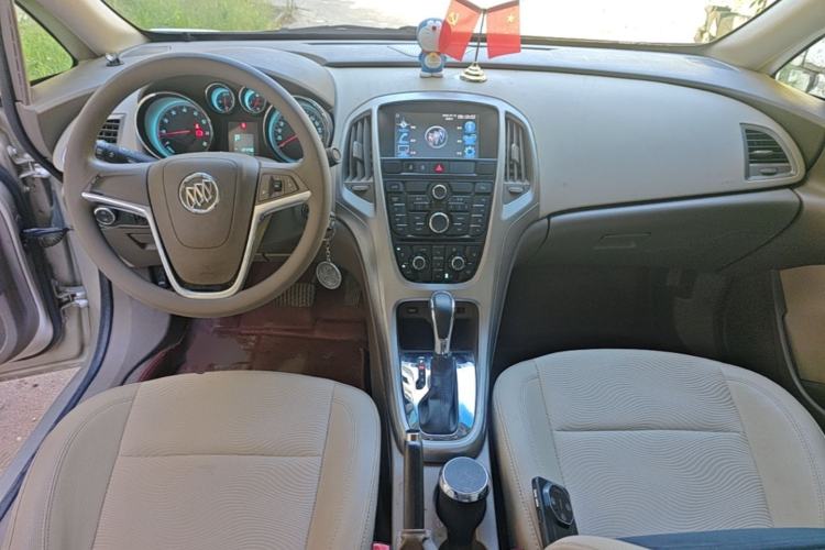Used Buick GT 2013 GT 1.6L Automatic Fashion Edition Center Console