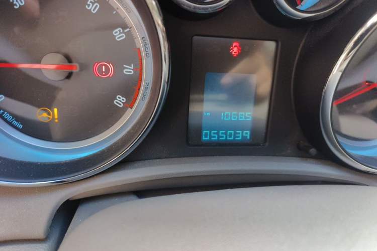 Used Buick GT 2013 GT 1.6L Manual Entry-Level Model Odometer Close Up