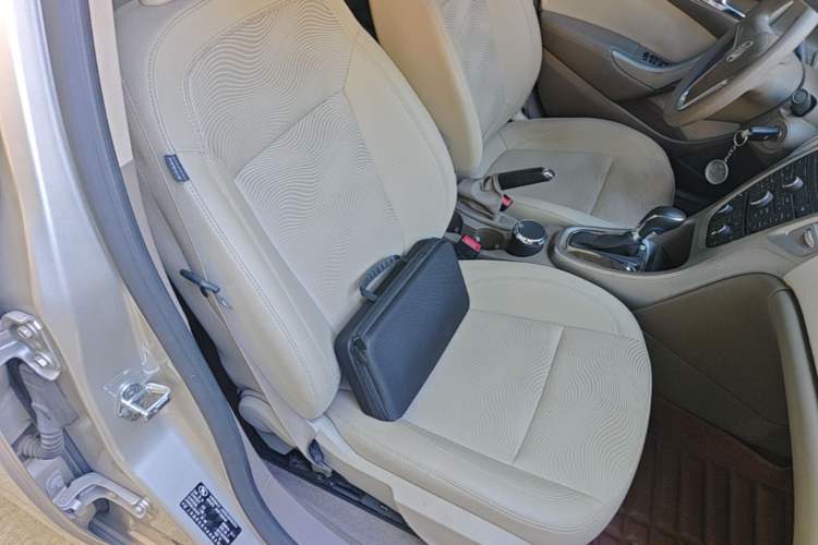 Used Buick GT 2013 GT 1.6L Automatic Fashion Edition Right Front Seat