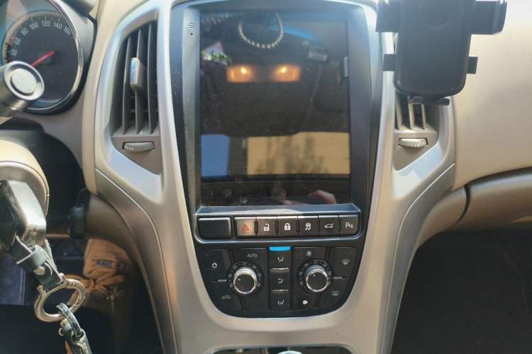 Used Buick GT 2013 GT 1.6L Automatic Fashion Edition Audio And AC Panel