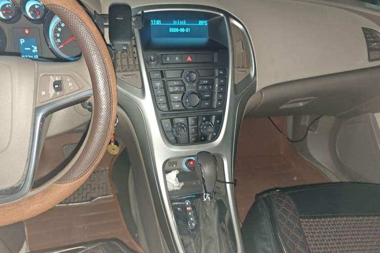 Used Buick GT 2013 GT 1.6L Automatic Fashion Edition Audio And AC Panel