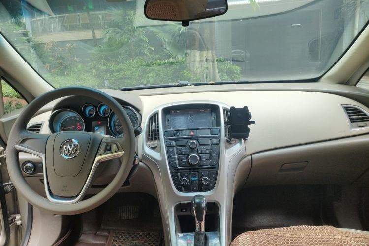 Used Buick GT 2013 GT 1.6L Automatic Fashion Edition Center Console