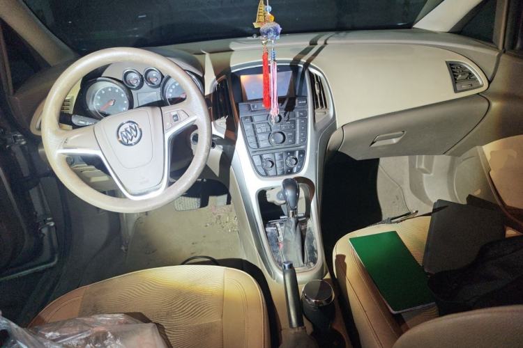 Used Buick GT 2013 GT 1.6L Automatic Fashion Edition Center Console
