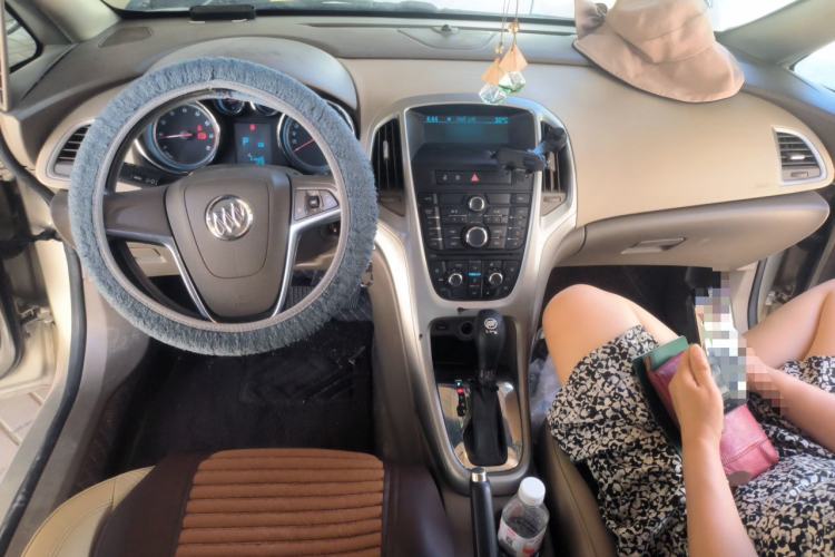 Used Buick GT 2013 GT 1.6L Automatic Fashion Edition Center Console