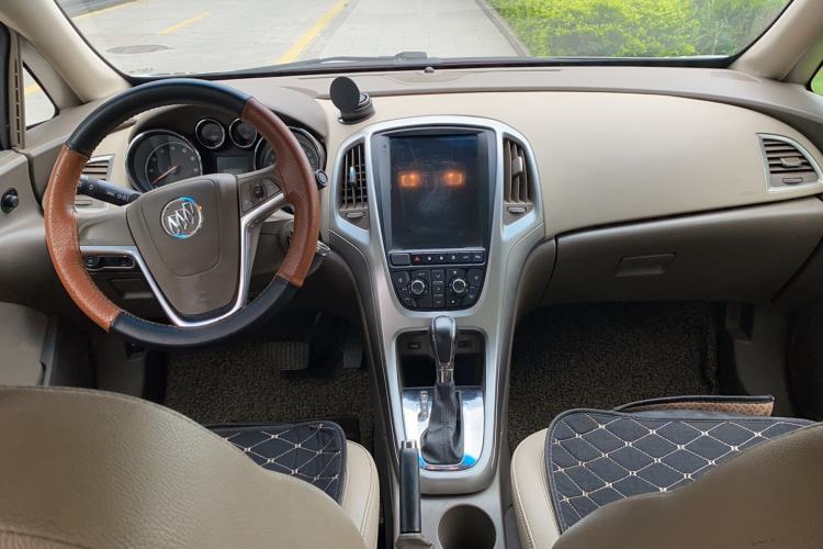 Used Buick GT 2013 GT 1.6L Automatic Fashion Edition Center Console