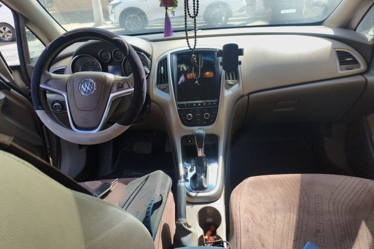 Used Buick GT 2013 GT 1.6L Automatic Fashion Edition Center Console